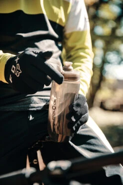 Fidlock Twist Single Bottle 590 Ersatz-Trinkflasche Transparent Schwarz -E-Bike-Zubehör fidlock single bottle 590 ml lifestyle 1