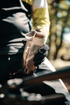 Fidlock Twist Single Bottle 590 Ersatz-Trinkflasche Transparent Schwarz -E-Bike-Zubehör fidlock single bottle 590 ml lifestyle 2