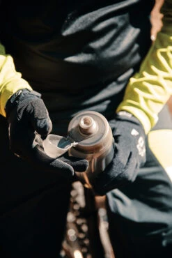 Fidlock Twist Single Bottle 590 Ersatz-Trinkflasche Transparent Schwarz -E-Bike-Zubehör fidlock single bottle 590 ml lifestyle 3